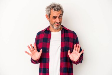 Beyaz arka planda izole edilmiş orta yaşlı beyaz bir adam tiksinti belirtisi gösteren birini reddediyor..