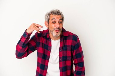 Beyaz arka planda izole edilmiş orta yaşlı beyaz bir adam bir şeye gülüyor, elleriyle ağzını kapatıyor..