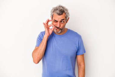 Beyaz arka planda izole edilmiş orta yaşlı beyaz bir adam parmakları dudaklarında bir sır saklıyor..