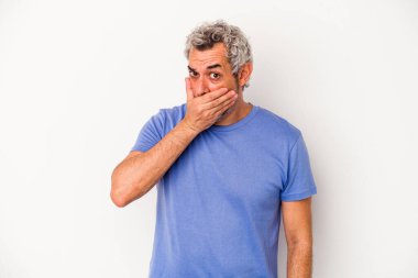Beyaz arka planda izole edilmiş orta yaşlı beyaz bir adam ağzı kapalı ve elleri endişeli görünüyor..