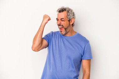 Beyaz arka planda izole edilmiş orta yaşlı beyaz bir adam zaferi, tutkuyu ve coşkuyu kutluyor, mutlu bir ifade..