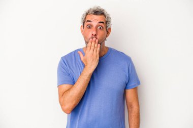 Beyaz arka planda izole edilmiş orta yaşlı beyaz bir adam şok geçirmiş, ağzı ellerle kaplanmış, yeni bir şey keşfetmeye hevesli..