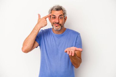 Beyaz arka planda izole edilmiş orta yaşlı beyaz bir adam elinde bir ürün tutuyor..