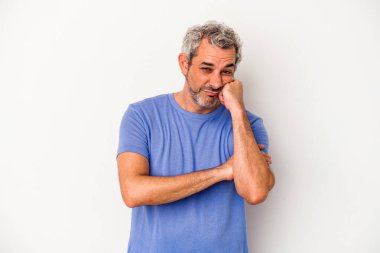 Beyaz arka planda izole edilmiş orta yaşlı beyaz bir adam üzgün ve dalgın bir şekilde fotokopi odasına bakıyor..