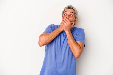 Beyaz arka planda izole edilmiş orta yaşlı beyaz bir adam. Elle ağzını kapatan bir fotokopi odasına bakıyor..