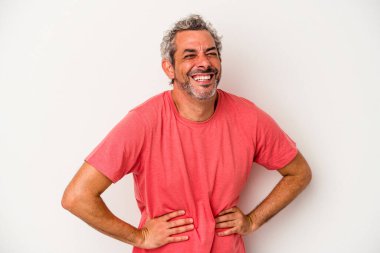 Beyaz arka planda izole edilmiş orta yaşlı beyaz adam mutlu, güler yüzlü ve neşeli..