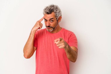 Beyaz arka planda izole edilmiş orta yaşlı beyaz bir adam şakağı parmağıyla işaret ediyor, düşünüyor ve bir göreve odaklanıyor..