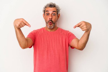 Beyaz arka planda izole edilmiş orta yaşlı beyaz bir adam parmakları aşağıda, olumlu bir his var..