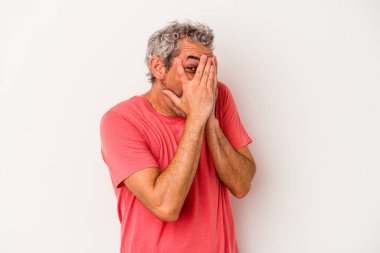 Beyaz arka planda izole edilmiş orta yaşlı beyaz bir adam korkmuş ve gergin parmaklarıyla göz kırp..