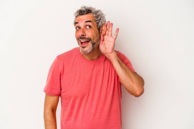 Beyaz arka planda izole edilmiş orta yaşlı beyaz bir adam bir dedikoduyu dinlemeye çalışıyor..