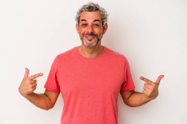 Beyaz arka planda yaşayan orta yaşlı, beyaz tenli bir adam gömleğin fotokopi odasını gösteriyor, gururlu ve kendinden emin.