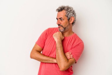 Beyaz arka planda izole edilmiş orta yaşlı beyaz bir adam kafası karışmış, şüpheli ve güvensiz hissediyor..