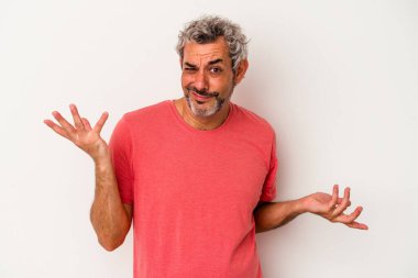 Beyaz arka planda soyutlanmış orta yaşlı beyaz bir adam sorgulama sırasında omuz silkiyor ve şüphe duyuyor..