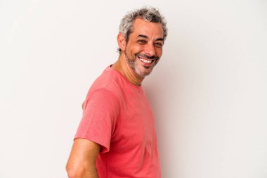 Beyaz arka planda izole edilmiş orta yaşlı beyaz adam ellerini kalçasında tutuyor..