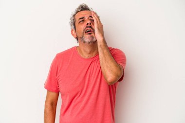 Beyaz arka planda soyutlanmış orta yaşlı beyaz bir adam yorgun ve uykulu..