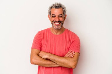 Beyaz arka planda kendini güvende hisseden, kararlılıkla kollarını kavuşturan orta yaşlı beyaz bir adam..