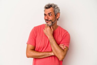 Beyaz arka planda izole edilmiş orta yaşlı beyaz bir adam virüs veya enfeksiyon yüzünden boğazında ağrı hissediyor..