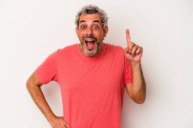 Beyaz arka planda soyutlanmış orta yaşlı beyaz bir adamın bir fikri, ilham konsepti var..