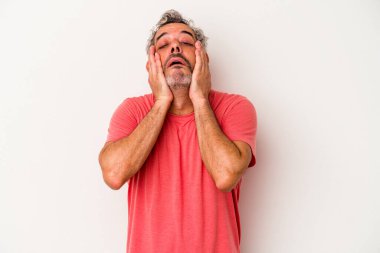 Beyaz arka planda, ağlayan ve sızlanan orta yaşlı, beyaz bir adam var..