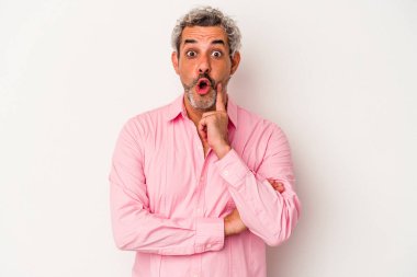 Beyaz arka planda soyutlanmış orta yaşlı beyaz bir adam. Yaratıcılık kavramı hakkında harika bir fikri var..