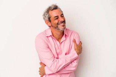 Beyaz arka planda izole edilmiş orta yaşlı beyaz adam gülüyor ve eğleniyor..
