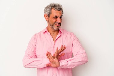 Beyaz arka planda izole edilmiş orta yaşlı beyaz bir adam inkar jesti yapıyor.