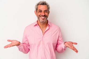 Beyaz arka planda izole edilmiş orta yaşlı beyaz bir adam kollarıyla ölçek yapar, mutlu ve kendinden emin hisseder..