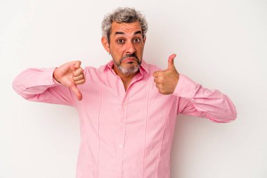 Beyaz arka planda izole edilmiş orta yaşlı beyaz bir adam baş parmağını kaldırıyor ve baş parmak aşağı, zor seçim konsepti