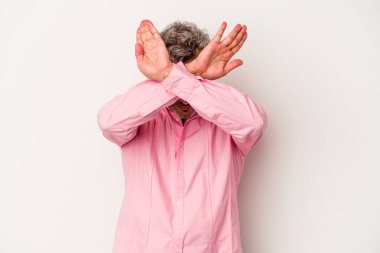 Beyaz arka planda izole edilmiş orta yaşlı beyaz bir adam iki kolu çapraz tutuyor, inkar kavramı.