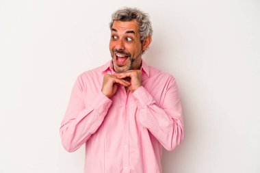 Beyaz arka planda izole edilmiş orta yaşlı beyaz bir adam şans için dua ediyor, şaşırmış ve ağzını açıp önüne bakıyor..