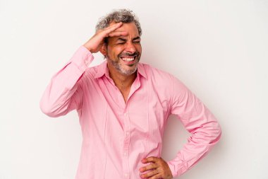 Beyaz arka planda izole edilmiş orta yaşlı beyaz bir adam neşeli bir şekilde gülüyor. Mutluluk kavramı.