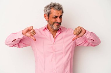 Beyaz arka planda izole edilmiş orta yaşlı beyaz adam baş parmağını aşağı gösteriyor, hayal kırıklığı konsepti..