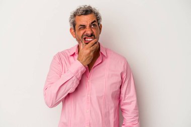 Beyaz arka planda izole edilmiş orta yaşlı beyaz bir adam güçlü bir diş ağrısı ve azı dişi ağrısı var..