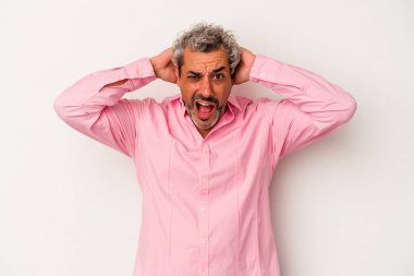 Beyaz arka planda izole edilmiş orta yaşlı beyaz bir adam çığlık atıyor, çok heyecanlı, tutkulu, bir şeyden memnun..