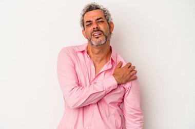 Beyaz arka planda izole edilmiş orta yaşlı beyaz bir adam omuz ağrısı çekiyor..