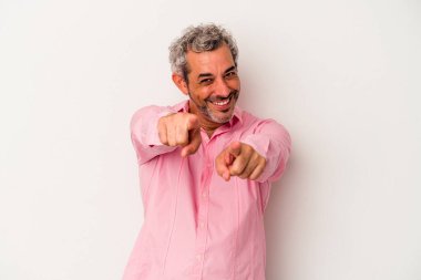 Beyaz arka planda izole edilmiş orta yaşlı beyaz adam parmaklarıyla ön tarafı işaret ediyor..