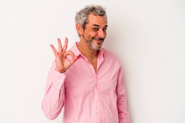 Beyaz arka planda izole edilmiş orta yaşlı beyaz bir adam göz açıp kapayıncaya kadar elinde iyi bir el hareketi tutuyor..