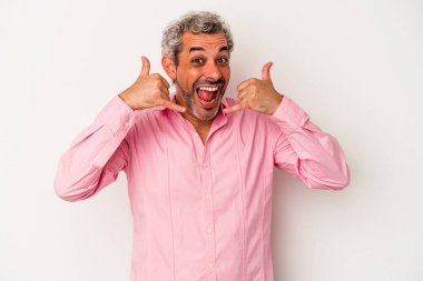 Beyaz arka planda izole edilmiş orta yaşlı beyaz bir adam parmakları olan bir cep telefonu hareketi gösteriyor..