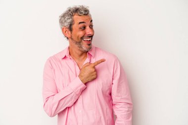 Beyaz arka planda soyutlanmış orta yaşlı beyaz bir adam gülümseyen, neşeli ve keyifli görünüyor..