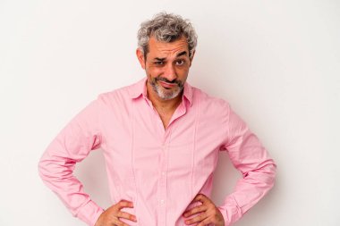 Beyaz arka planda izole edilmiş orta yaşlı beyaz bir adam üzgün, ciddi bir yüz, sefil ve hoşnutsuz hissediyor..