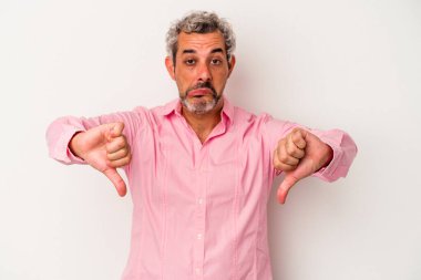 Beyaz arka planda izole edilmiş orta yaşlı beyaz bir adam hoşlanmadığı bir hareket sergiliyor. Anlaşmazlık konsepti.