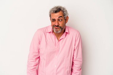 Beyaz arka planda izole edilmiş orta yaşlı beyaz bir adam omuz silkiyor ve gözleri açık..