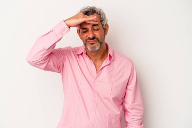 Beyaz arka planda izole edilmiş orta yaşlı beyaz bir adam tapınaklara dokunuyor ve baş ağrısı çekiyor..