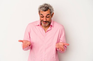 Beyaz arka planda izole edilmiş orta yaşlı beyaz bir adam elinde avuç içi bir şeyle kameraya sunuyor..