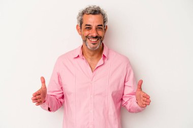 Beyaz arka planda izole edilmiş orta yaşlı beyaz adam iki eliyle bir şey tutuyor, ürün sunumu..