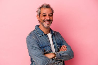 Orta yaşlı beyaz adam pembe arka planda izole edilmiş mutlu, güler yüzlü ve neşeli..
