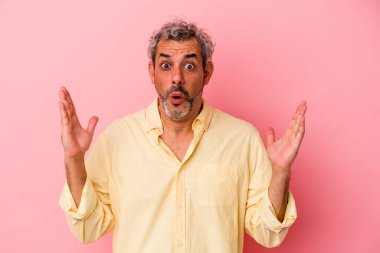 Pembe arka planda soyutlanmış orta yaşlı beyaz bir adamın bir fikri, ilham konsepti var..