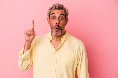 Pembe arka planda soyutlanmış orta yaşlı beyaz bir adam. Harika bir fikri var, yaratıcılık kavramı..