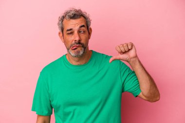Pembe arka planda izole edilmiş orta yaşlı beyaz bir adam hoşlanmadığı bir jest yapıyor, kabul etmiyor. Anlaşmazlık konsepti.