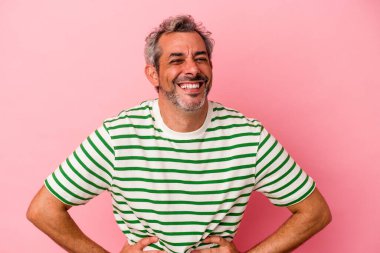 Orta yaşlı beyaz adam pembe arka planda izole edilmiş mutlu, güler yüzlü ve neşeli..